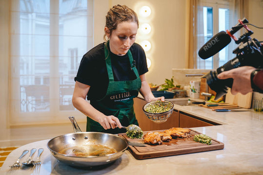 Valentine Guenin prepara una salsa gribiche para Atma utilizando los cuchillos de chef de Atma